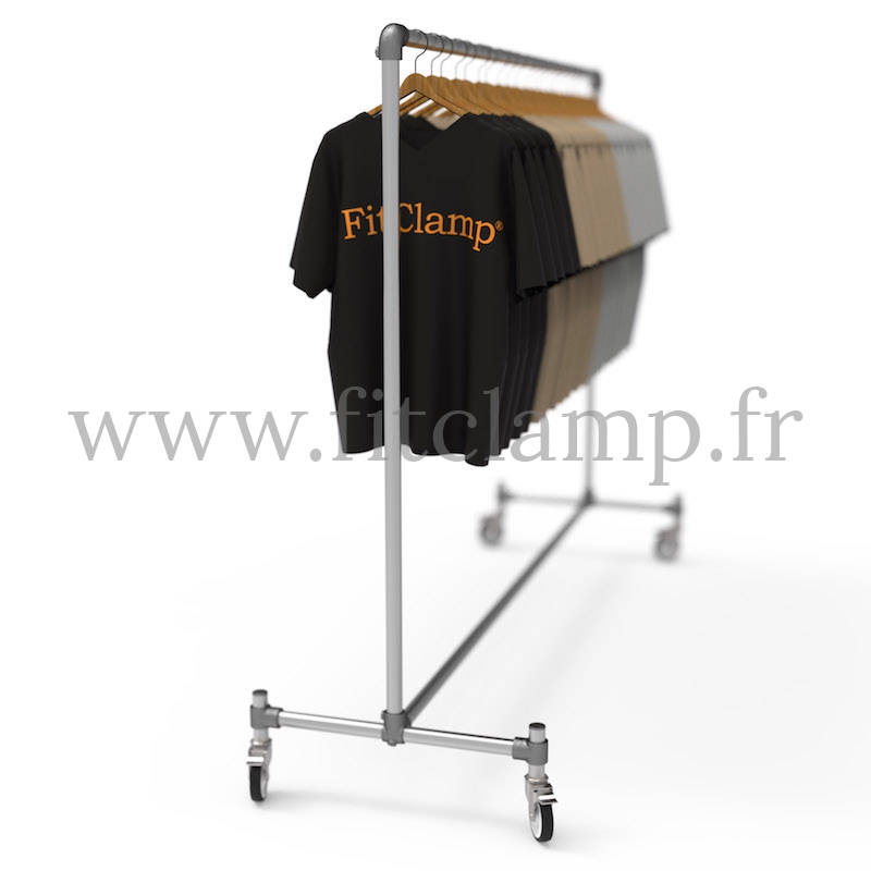 Porte-vêtements autoportant simple en structure tubulaire. Idéal pour votre agencement de magasin. En situation. FitClamp